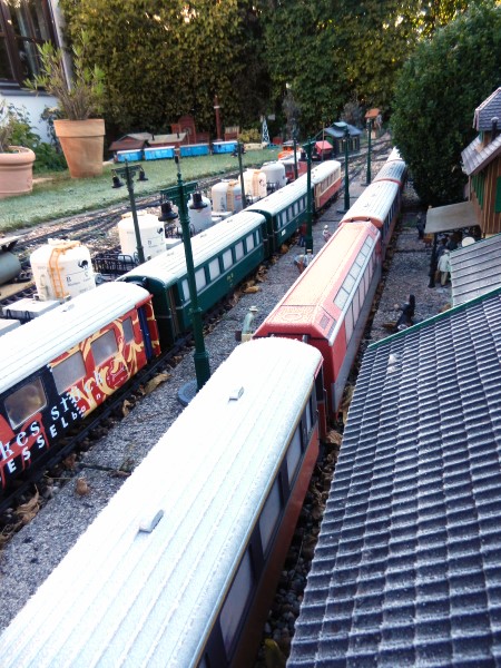 LGB Anlage in Hummeltal - Blick ber den Bahnhof mt schnem Rauhreif am 16. Oktober 2011