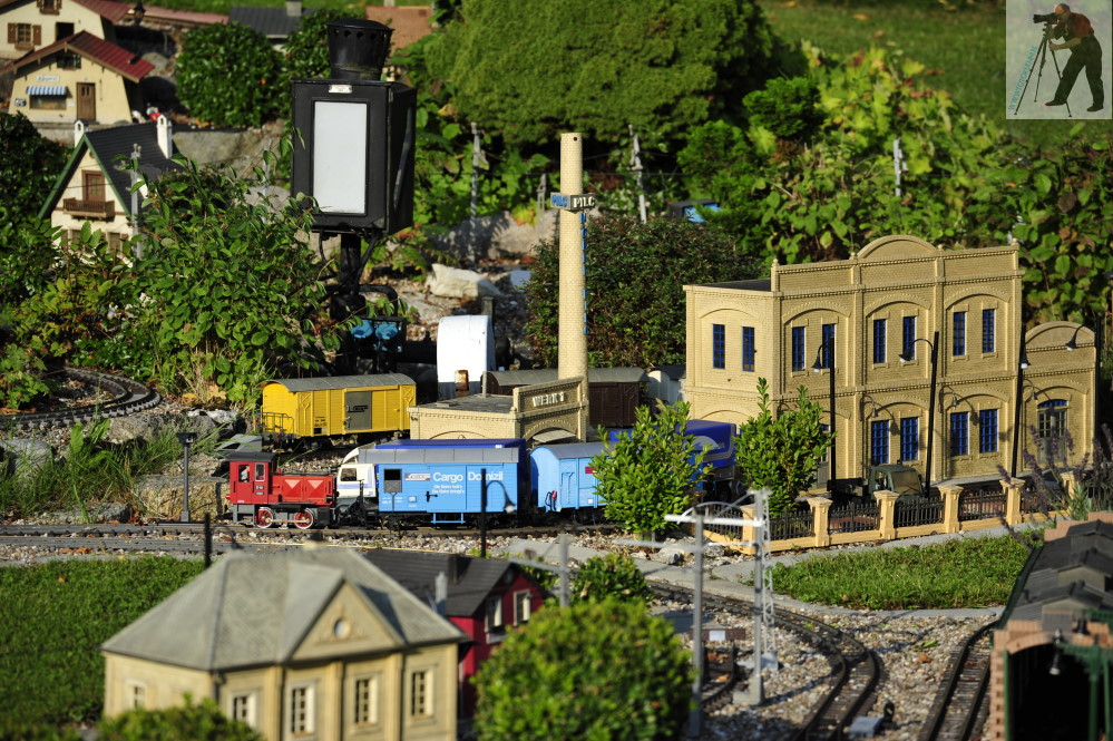 An der Mbelfabrik werden neue Materialien verladen. Anlage im August 2013