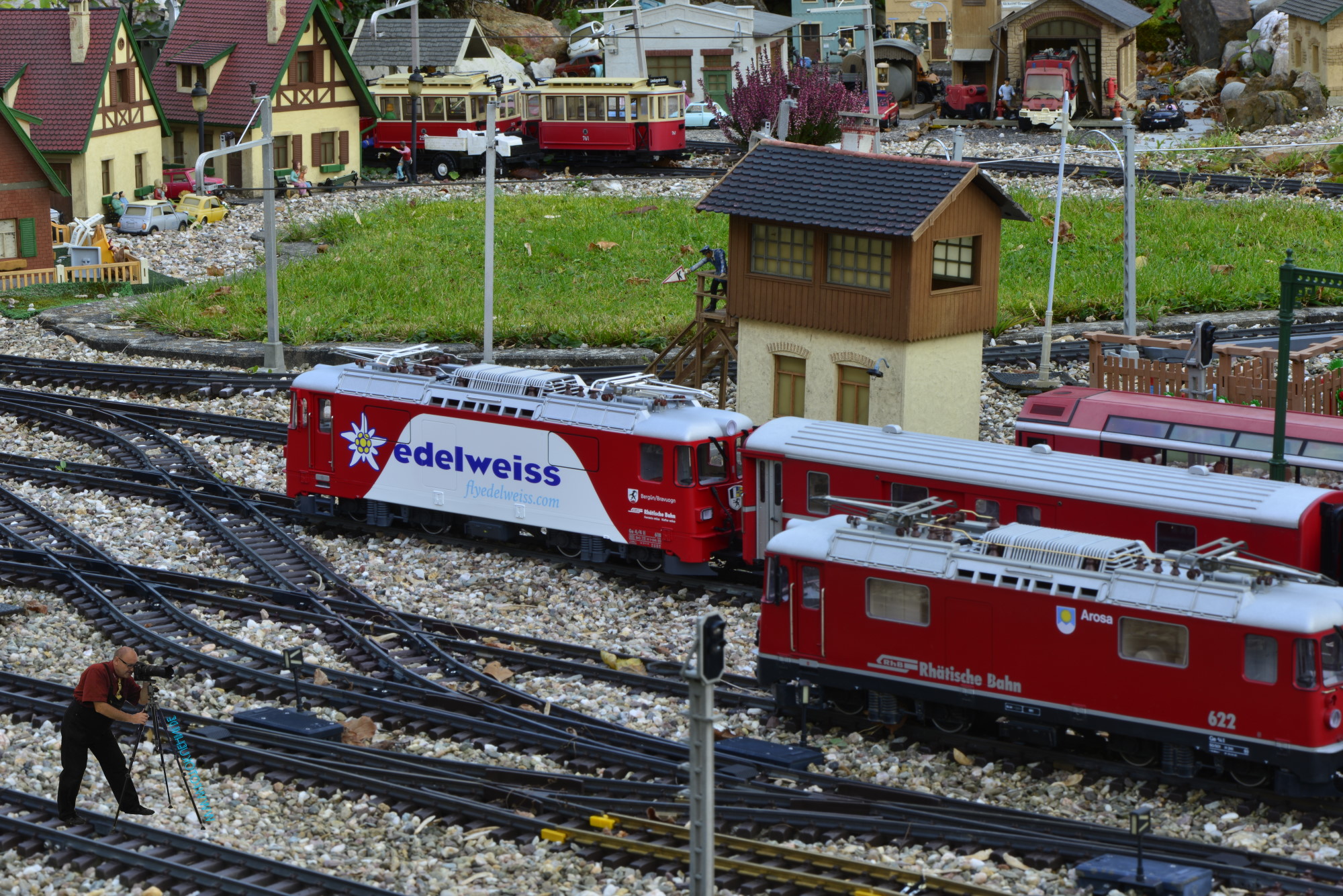 Die Zge sind zur Abfahrt bereit im Bahnhof Bumblebee-Valley - Hummeltal  11/2013. Vorne links die Werbelok "edelweiss - flyedelweiss.com" der RhB Ge 4/4 II Nr. 618  