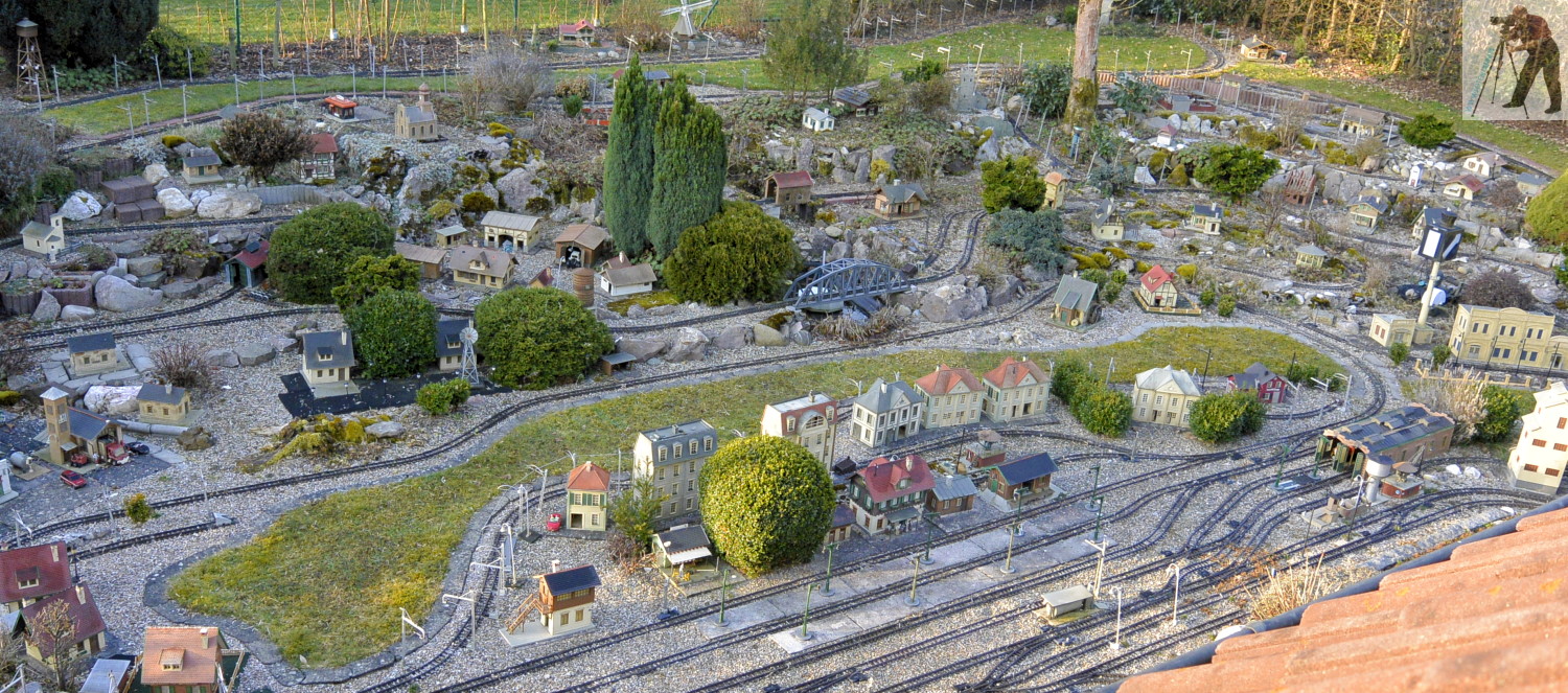 Blick von oben auf die Gartenbahnanlage am 18. Mrz 2015
